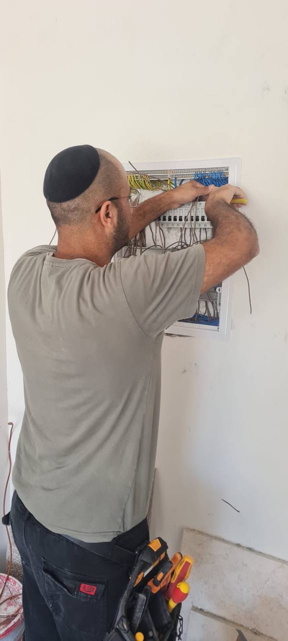עבודות חשמל ותקשורת - אלעד פתרונות תקשורת וחשמל